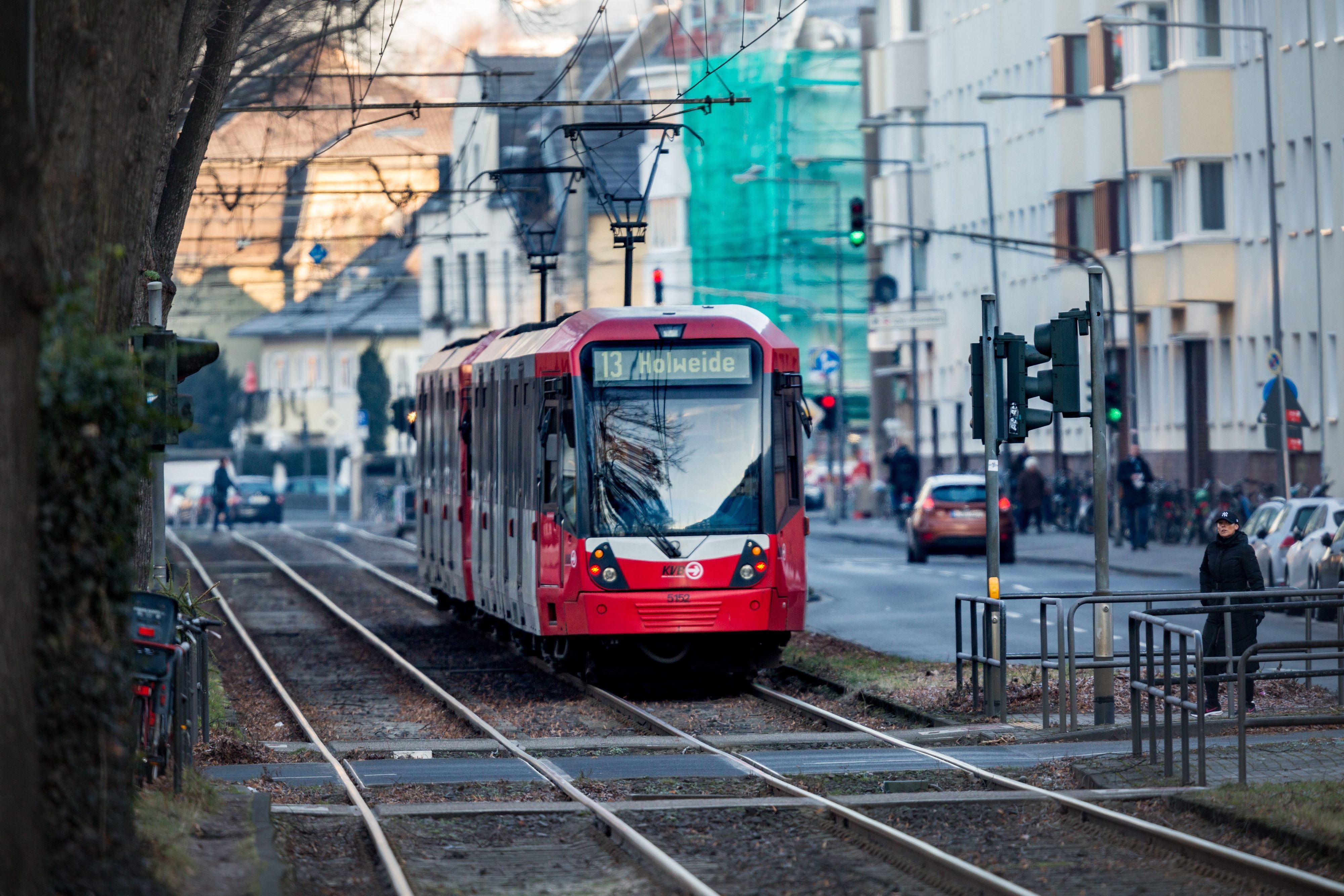 Eine Stadtbahn der  Kölner Verkehrsbetriebe ist auf dem Sülzgürtel in Köln auf den Gleisen der KVB-Stadtbahnlinie 13 mit Fahrziel Holweide unterwegs.