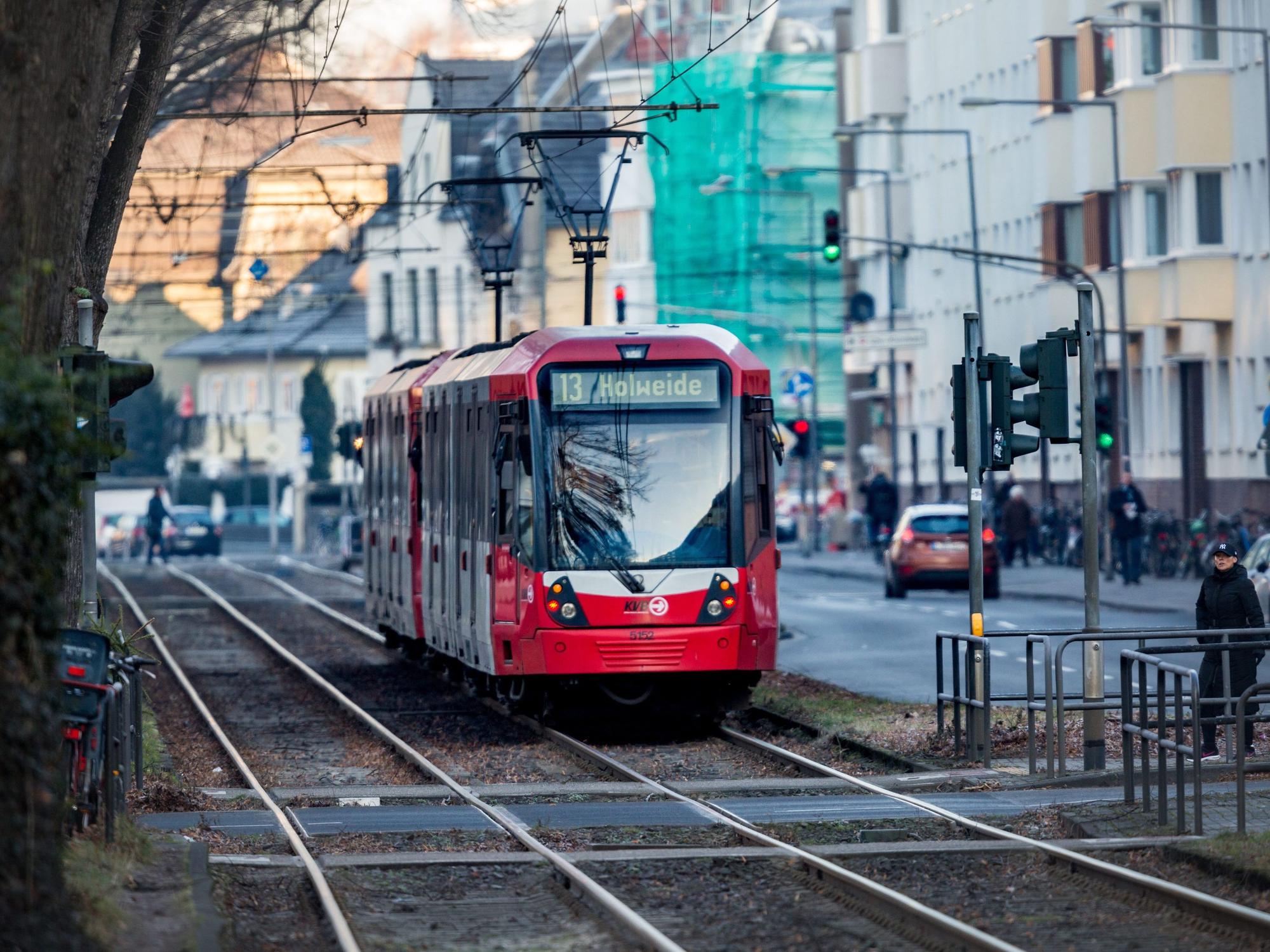 Eine Stadtbahn der Kölner Verkehrsbetriebe ist auf dem Sülzgürtel in Köln auf den Gleisen der KVB-Stadtbahnlinie 13 mit Fahrziel Holweide unterwegs.