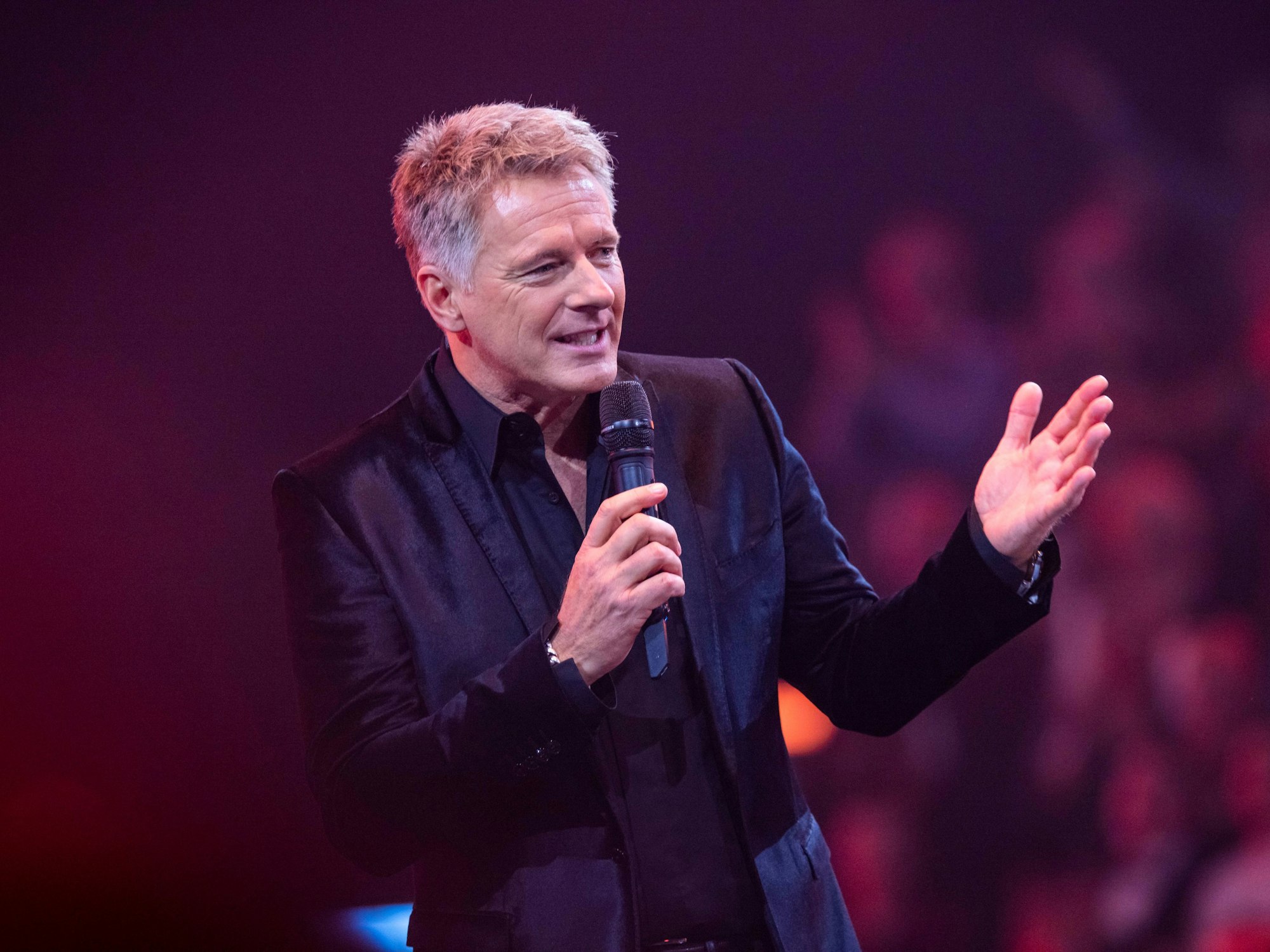 Jörg Pilawa steht während einer TV-Aufzeichnung auf der Bühne.