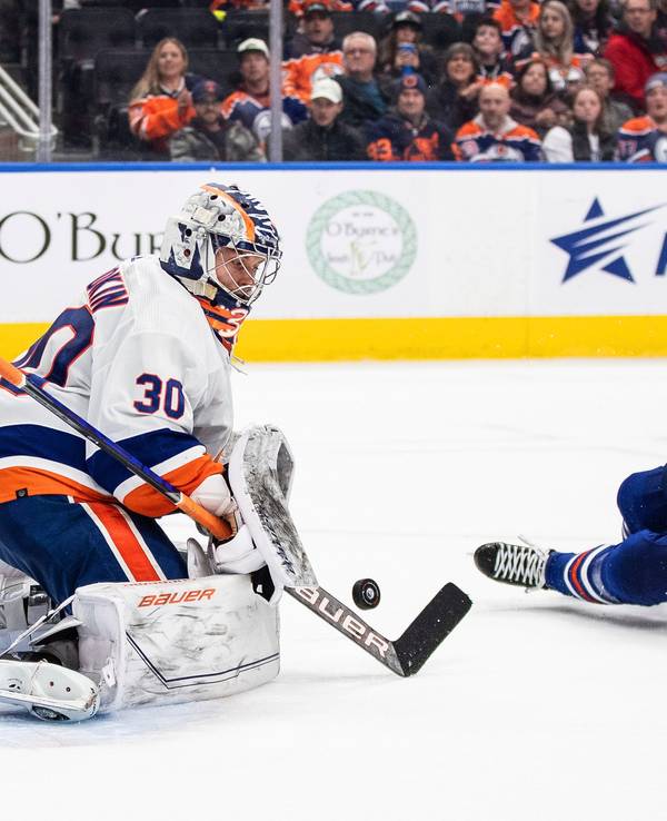 Leon Draisaitl (r.), kommt vor Keeper Ilja Sorokin von den New York Islanders zum Abschluss