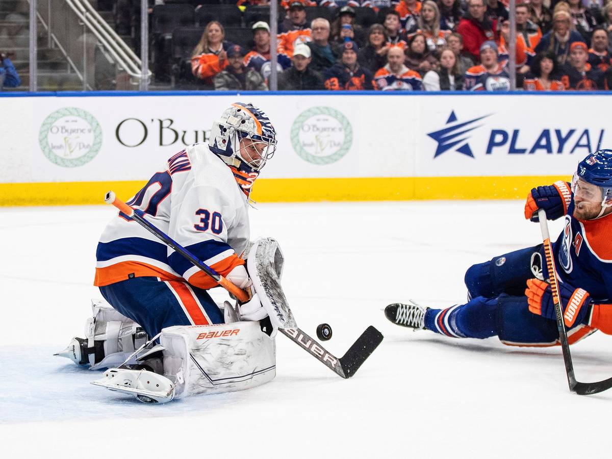 Leon Draisaitl (r.), kommt vor Keeper Ilja Sorokin von den New York Islanders zum Abschluss