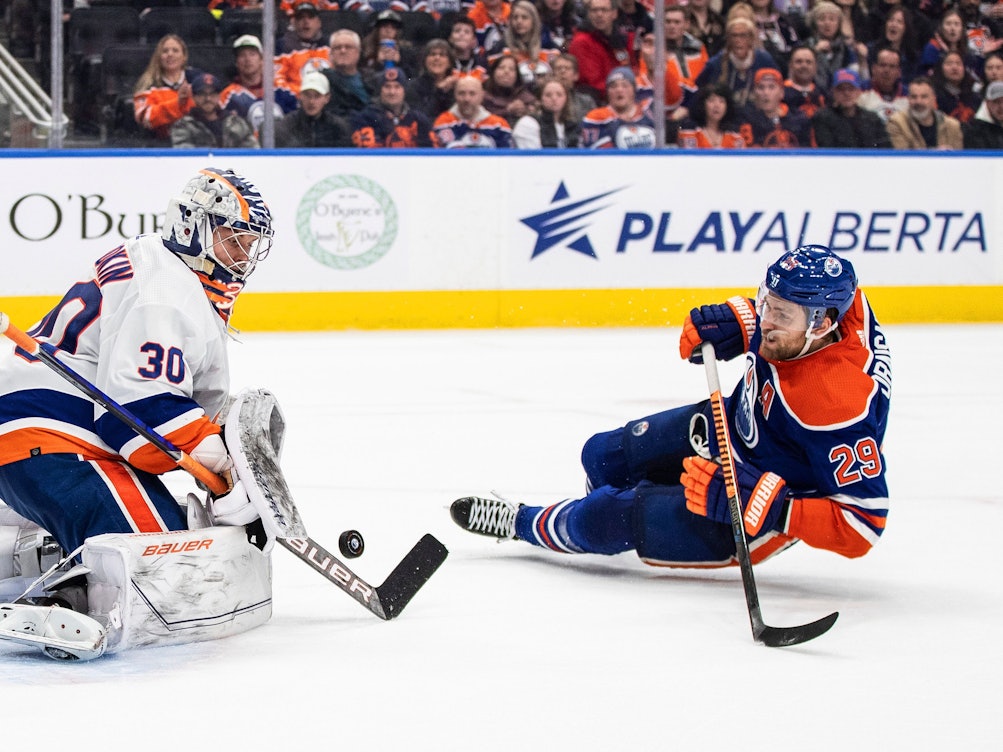 Leon Draisaitl (r.), kommt vor Keeper Ilja Sorokin von den New York Islanders zum Abschluss