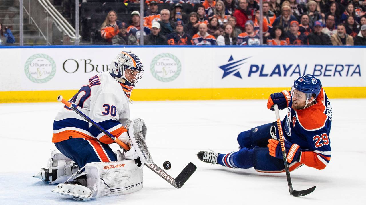 Leon Draisaitl (r.), kommt vor Keeper Ilja Sorokin von den New York Islanders zum Abschluss