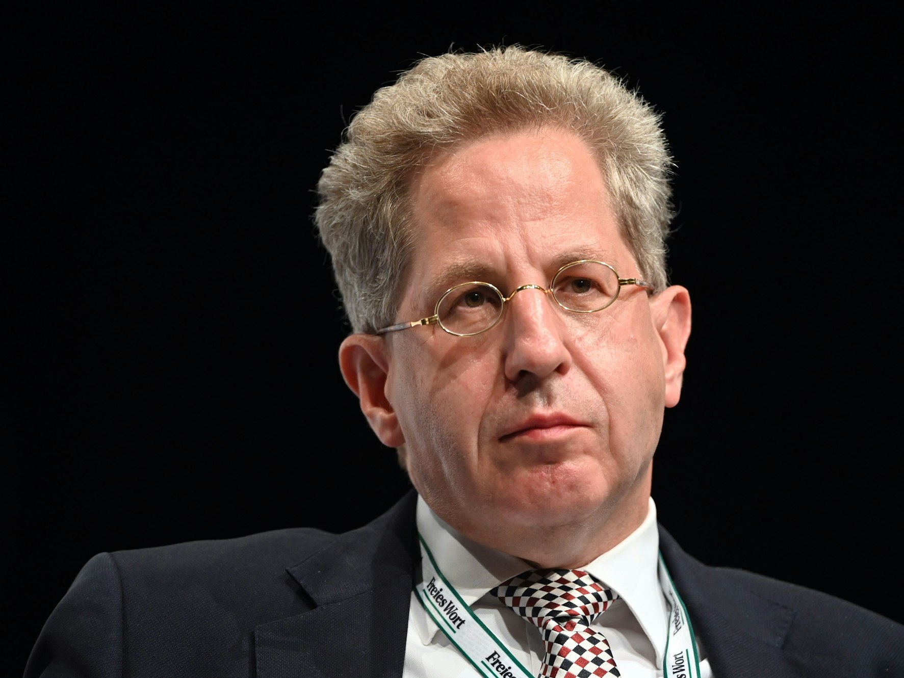 Hans-Georg Maaßen 2018 im Anzug vor einem schwarzen Hintergrund.