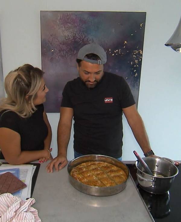 Edip und seine Frau Sigit beraten sich in der Küche.