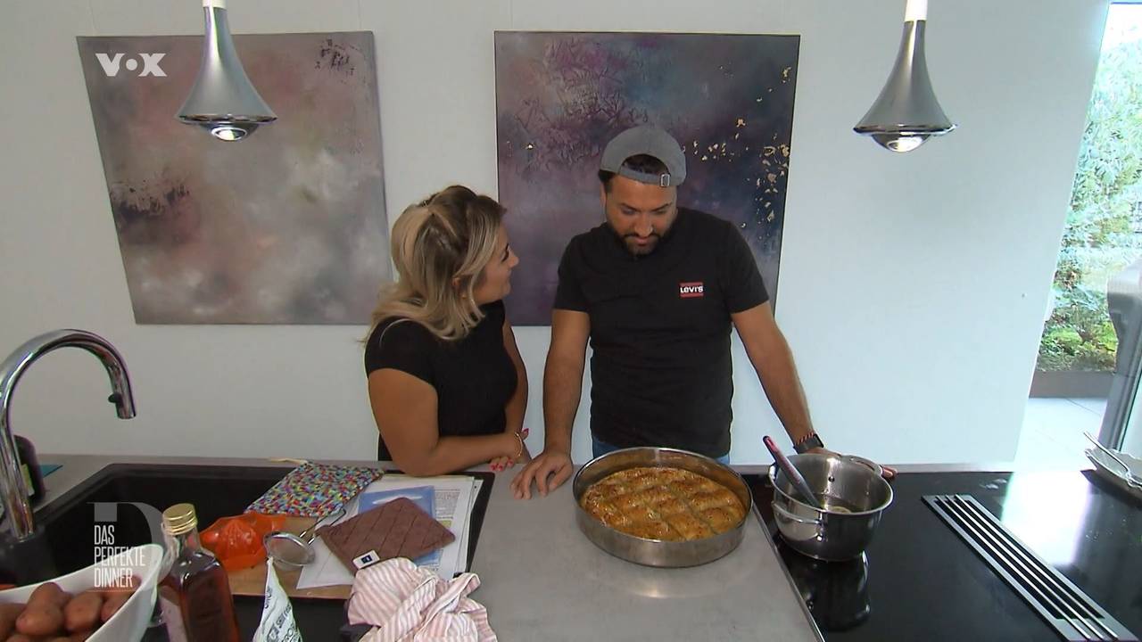 Edip und seine Frau Sigit beraten sich in der Küche.
