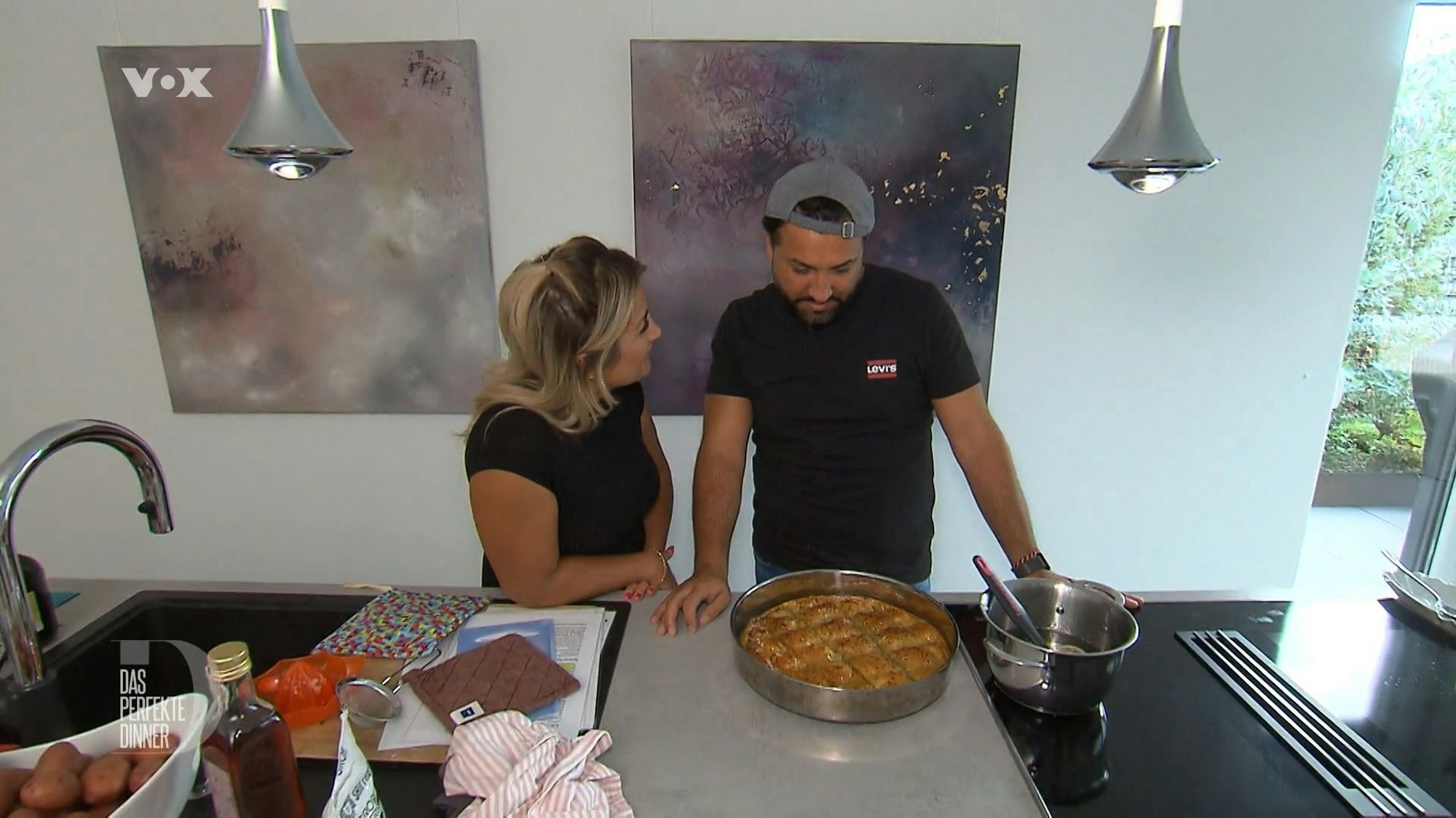 Edip und seine Frau Sigit beraten sich in der Küche.