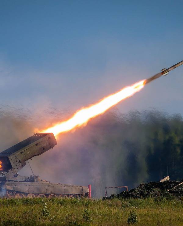 Der russische Mehrfachraketenwerfer TOS-1A am 16. Juni 2015 im Einsatz.