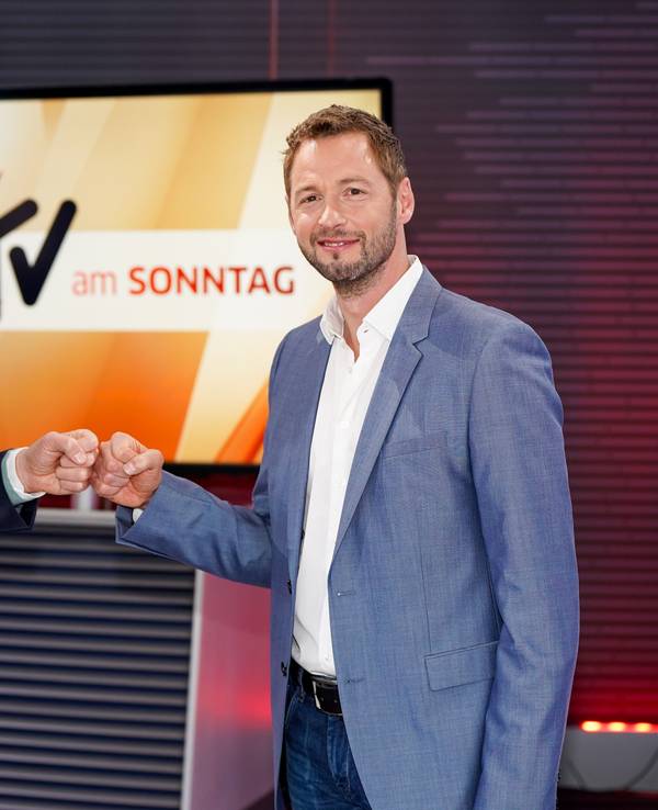 Die Moderatoren Dieter Könnes (r) und Steffen Hallaschka werben für das RTL-Format "Stern TV am Sonntag" (undatierte Aufnahme).