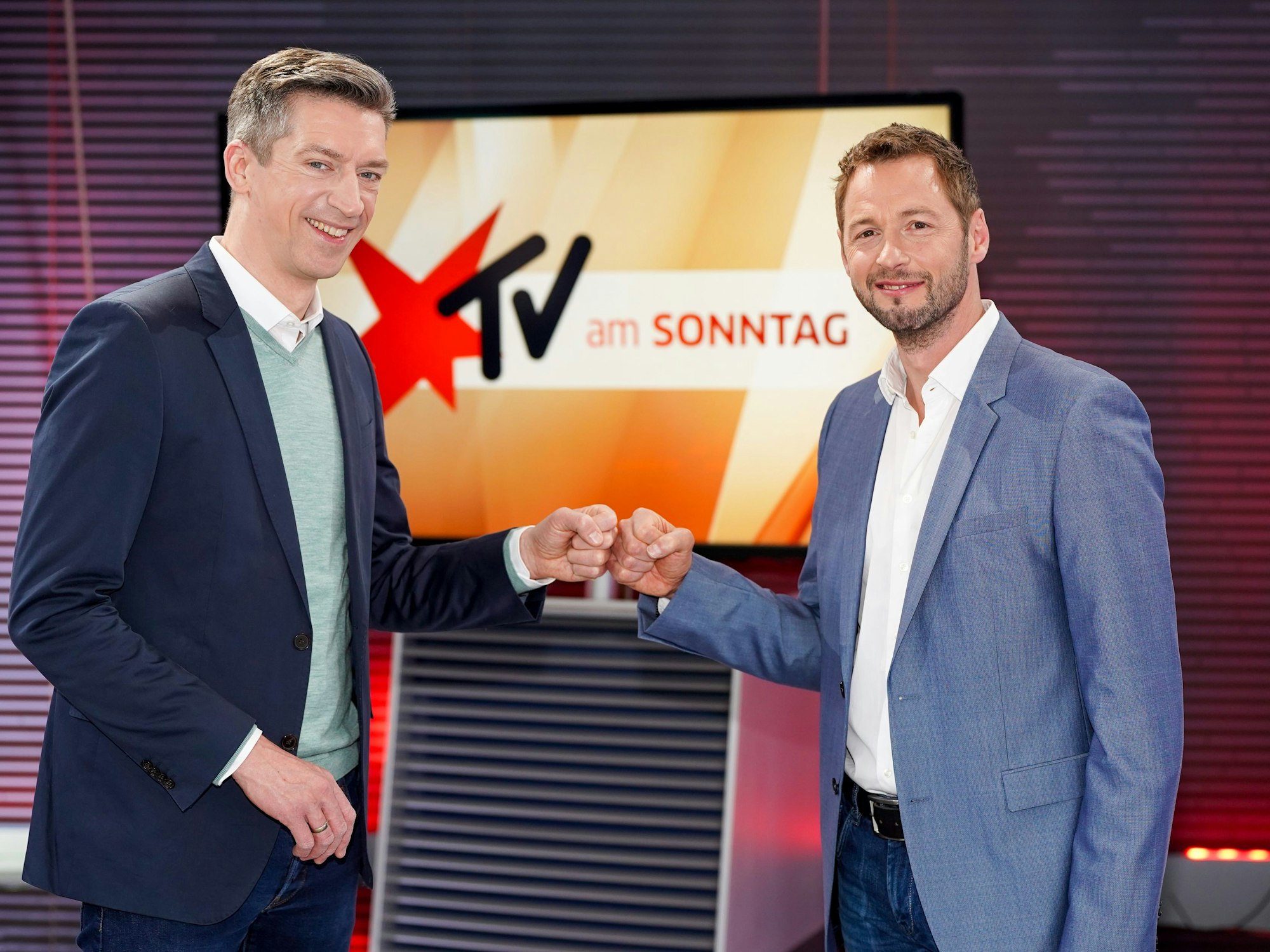 Die Moderatoren Dieter Könnes (r) und Steffen Hallaschka werben für das RTL-Format "Stern TV am Sonntag" (undatierte Aufnahme).