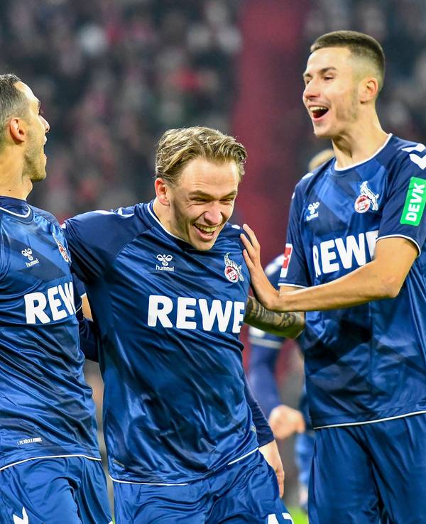 Ellyes Skhiri jubelt mit seinen Teamkollegen des 1. FC Köln über ein Tor beim FC Bayern München.