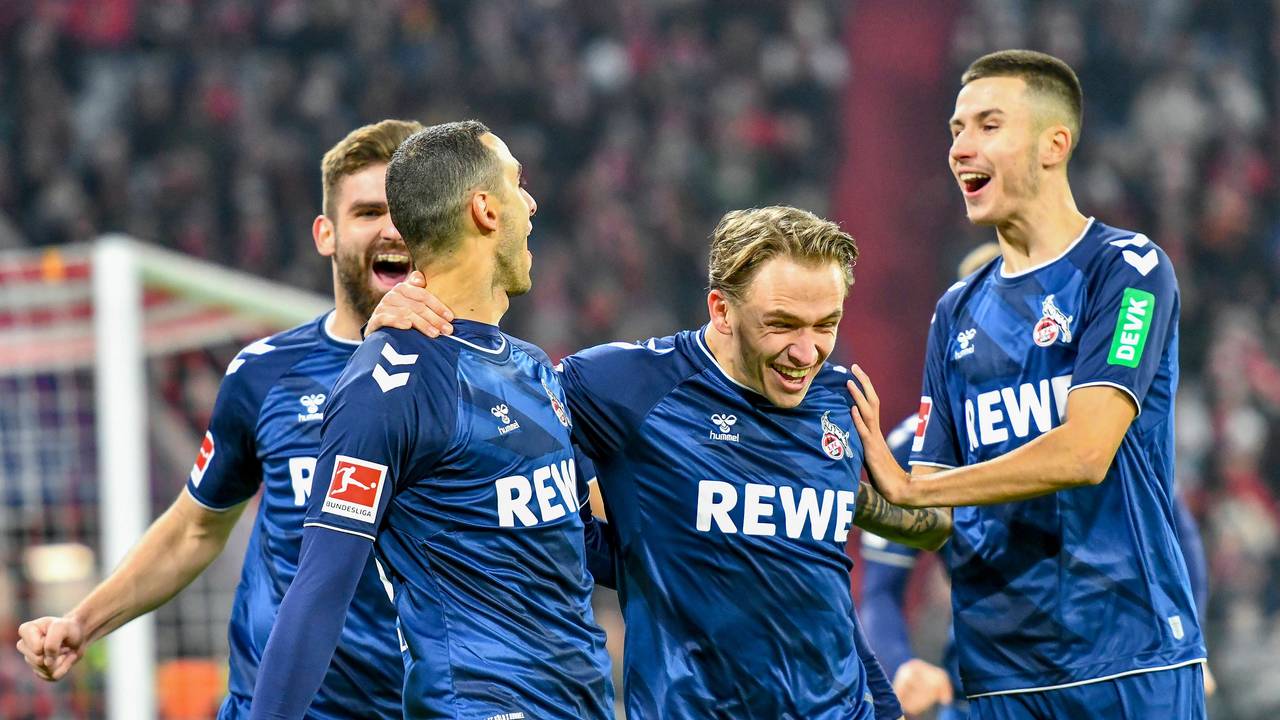 Ellyes Skhiri jubelt mit seinen Teamkollegen des 1. FC Köln über ein Tor beim FC Bayern München.