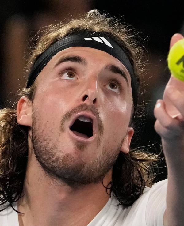 Stefanos Tsitsipas serviert.