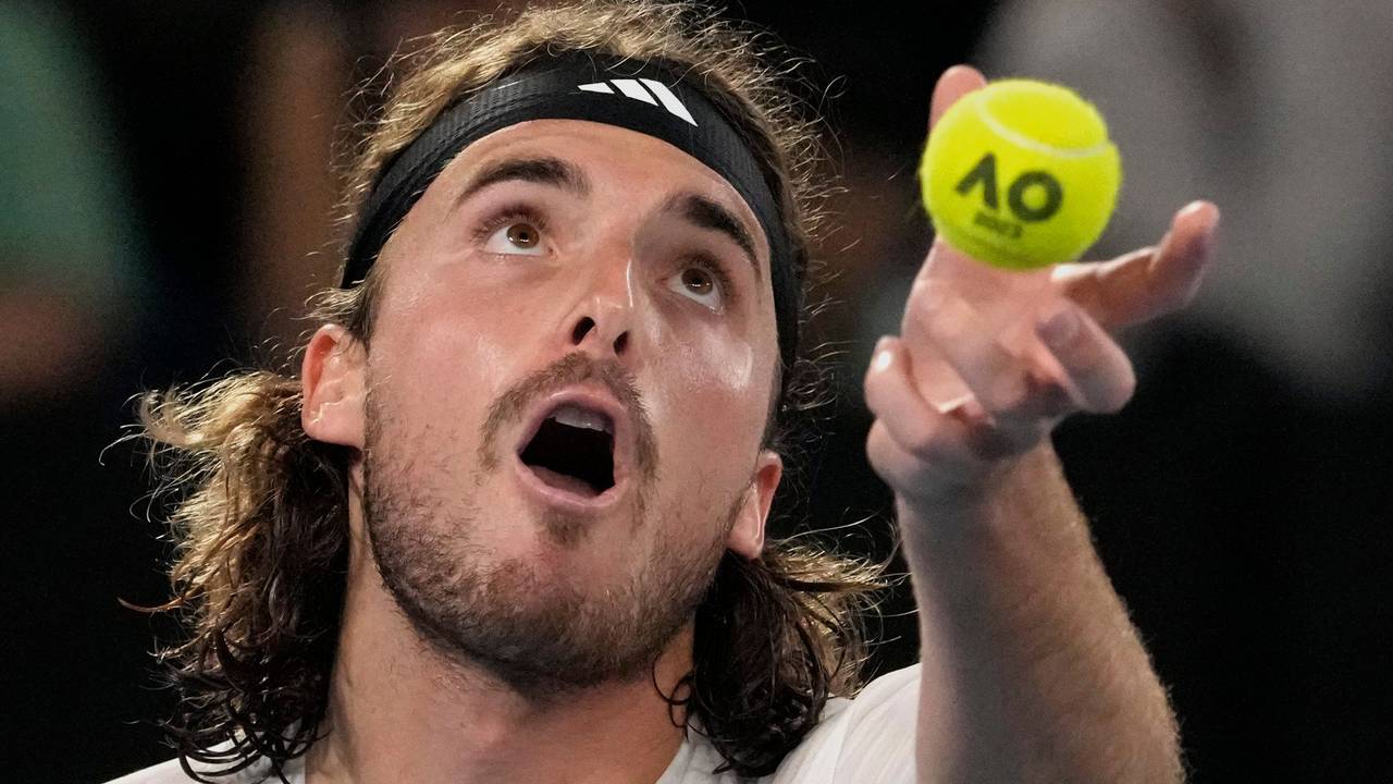 Stefanos Tsitsipas serviert.