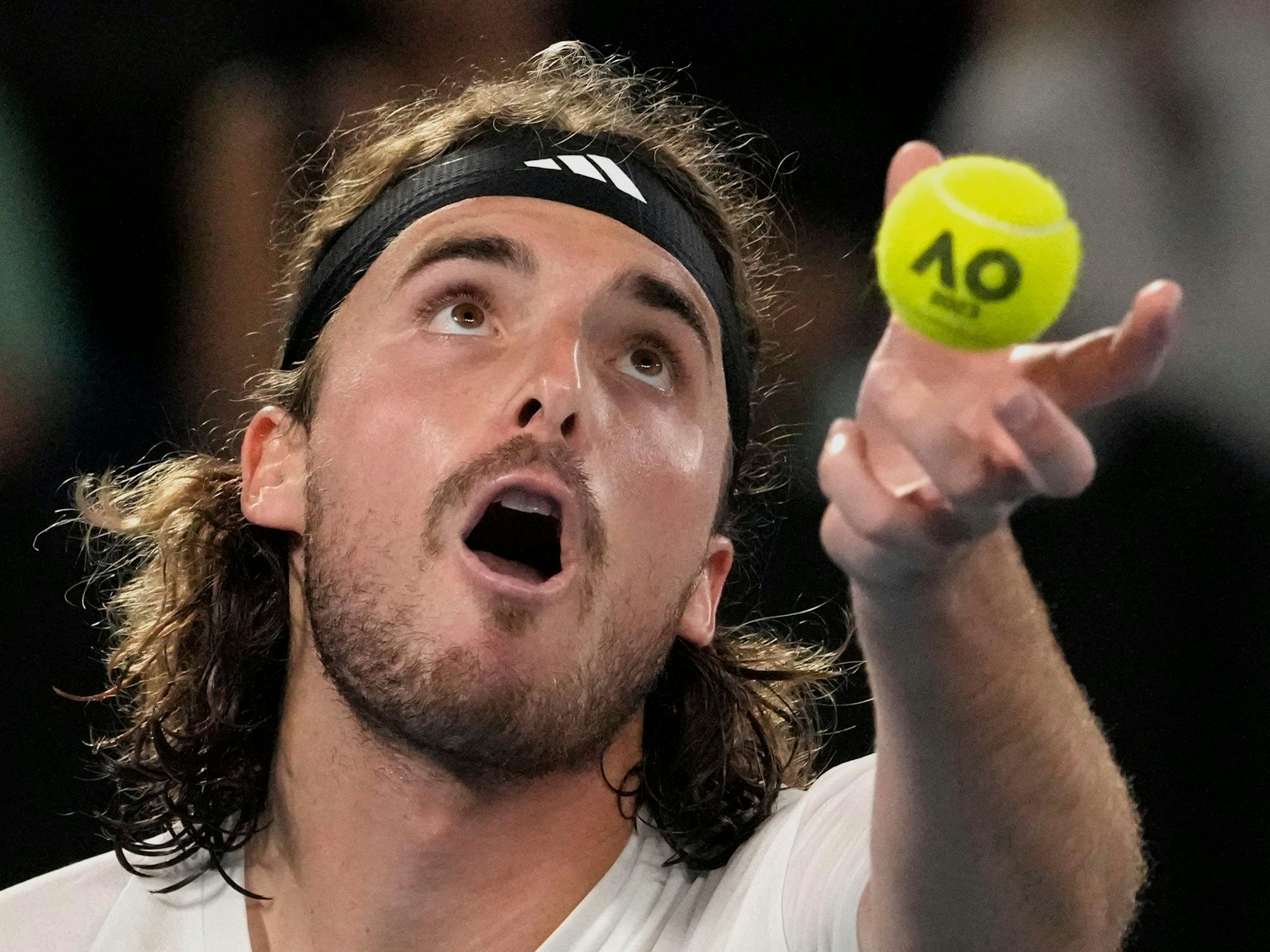 Stefanos Tsitsipas serviert.