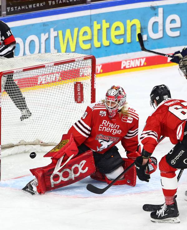 Szene vor dem Tor von KEC-Goalie Mirko Pantkowski beim Spiel der Kölner Haie gegen Iserlohn.