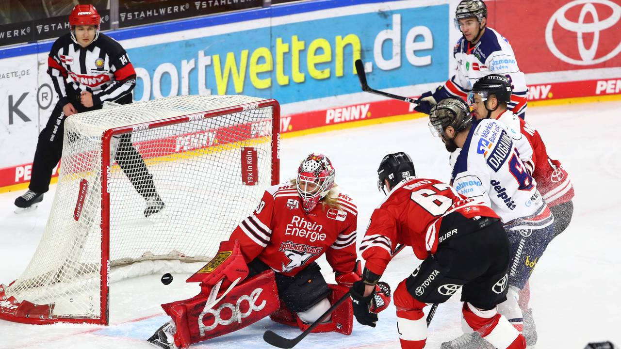 Szene vor dem Tor von KEC-Goalie Mirko Pantkowski beim Spiel der Kölner Haie gegen Iserlohn.