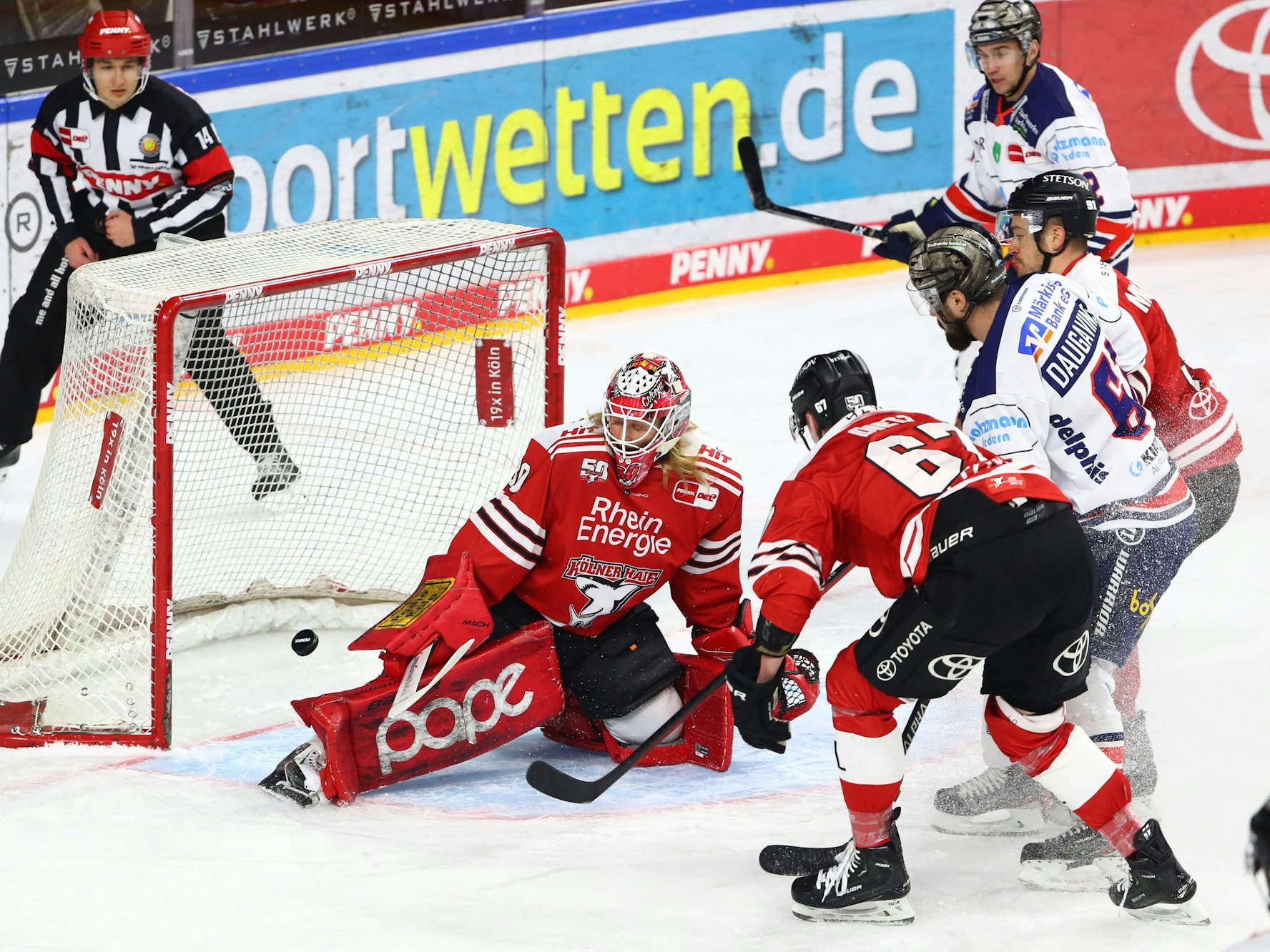 Szene vor dem Tor von KEC-Goalie Mirko Pantkowski beim Spiel der Kölner Haie gegen Iserlohn.