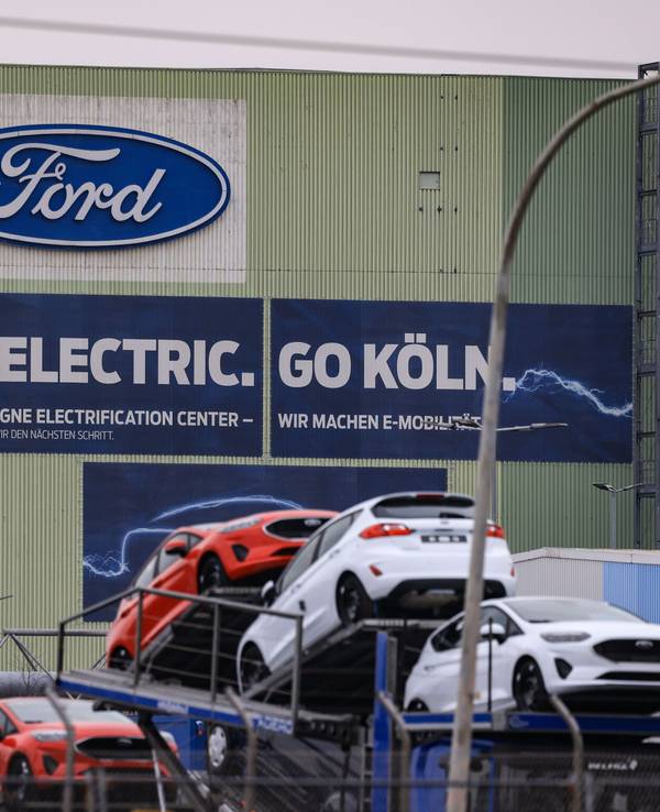 Autos stehen auf Transportfahrzeugen auf dem Werksgelände von Ford in Köln. Hier sollen in Zukunft zwei E-Modelle produziert werden.