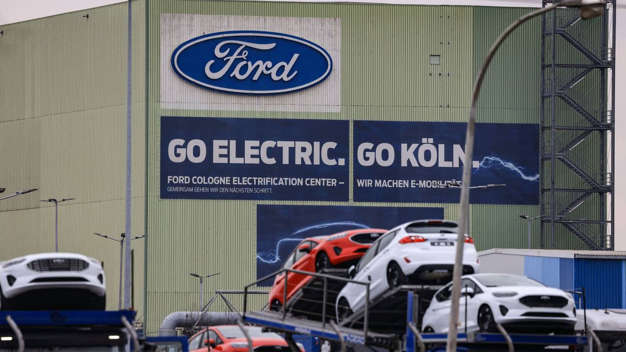 Autos stehen auf Transportfahrzeugen auf dem Werksgelände von Ford in Köln. Hier sollen in Zukunft zwei E-Modelle produziert werden.