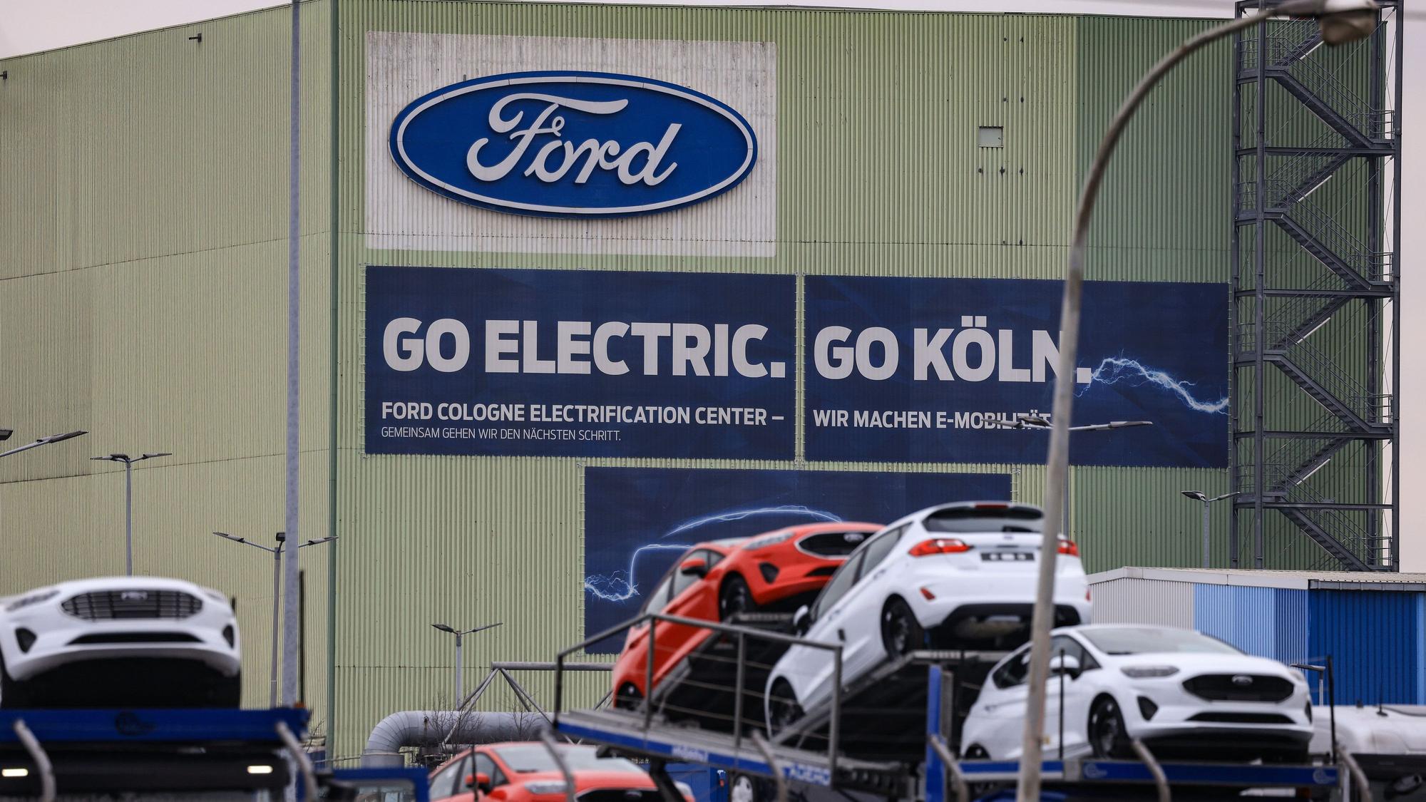Autos stehen auf Transportfahrzeugen auf dem Werksgelände von Ford. Der Autobauer will an seinem Kölner Standort nach Angaben des Betriebsrats im großen Stil Jobs abbauen.