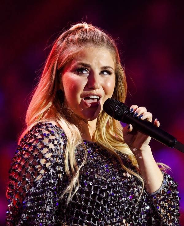 Die Musikerin Beatrice Egli steht auf der Bühne und singt.