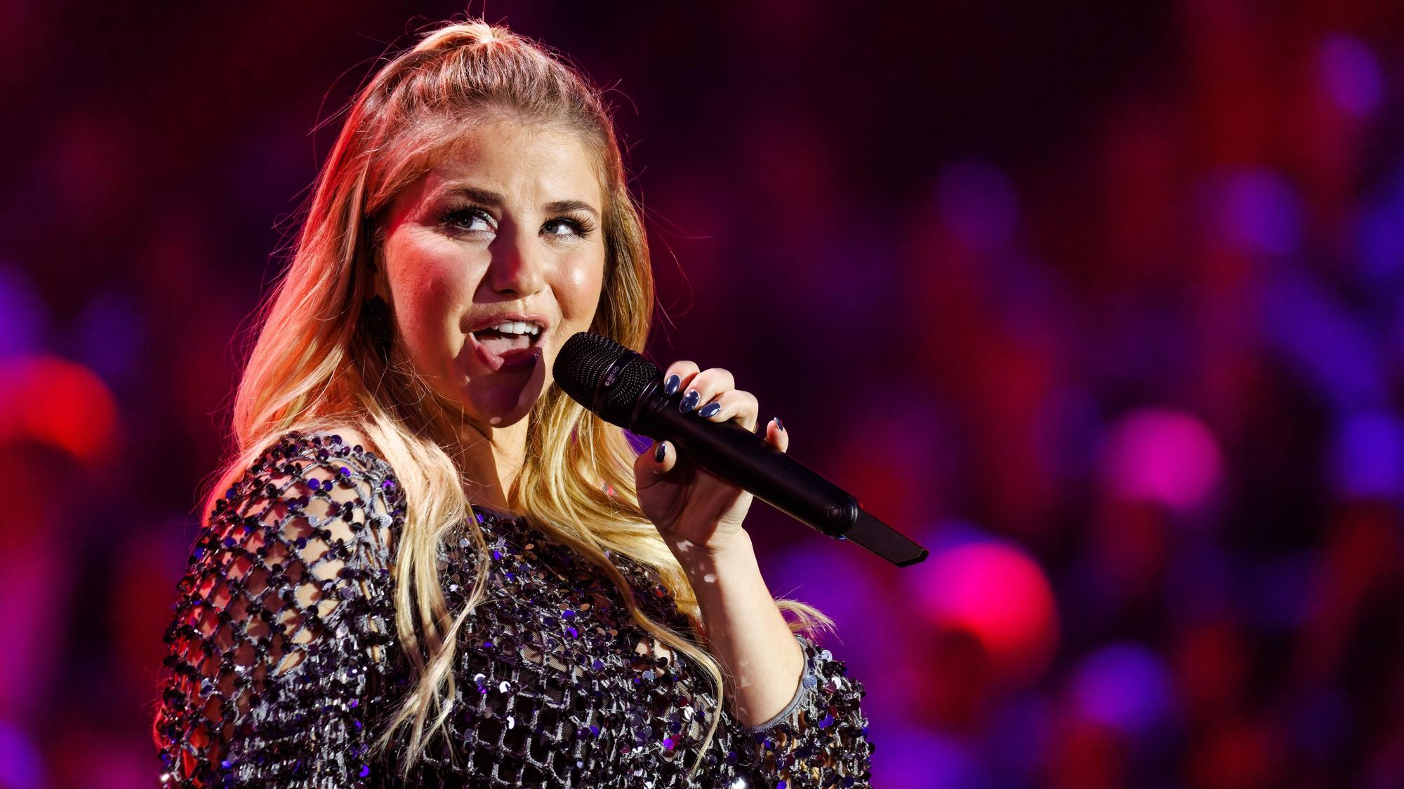 Die Musikerin Beatrice Egli steht auf der Bühne und singt.