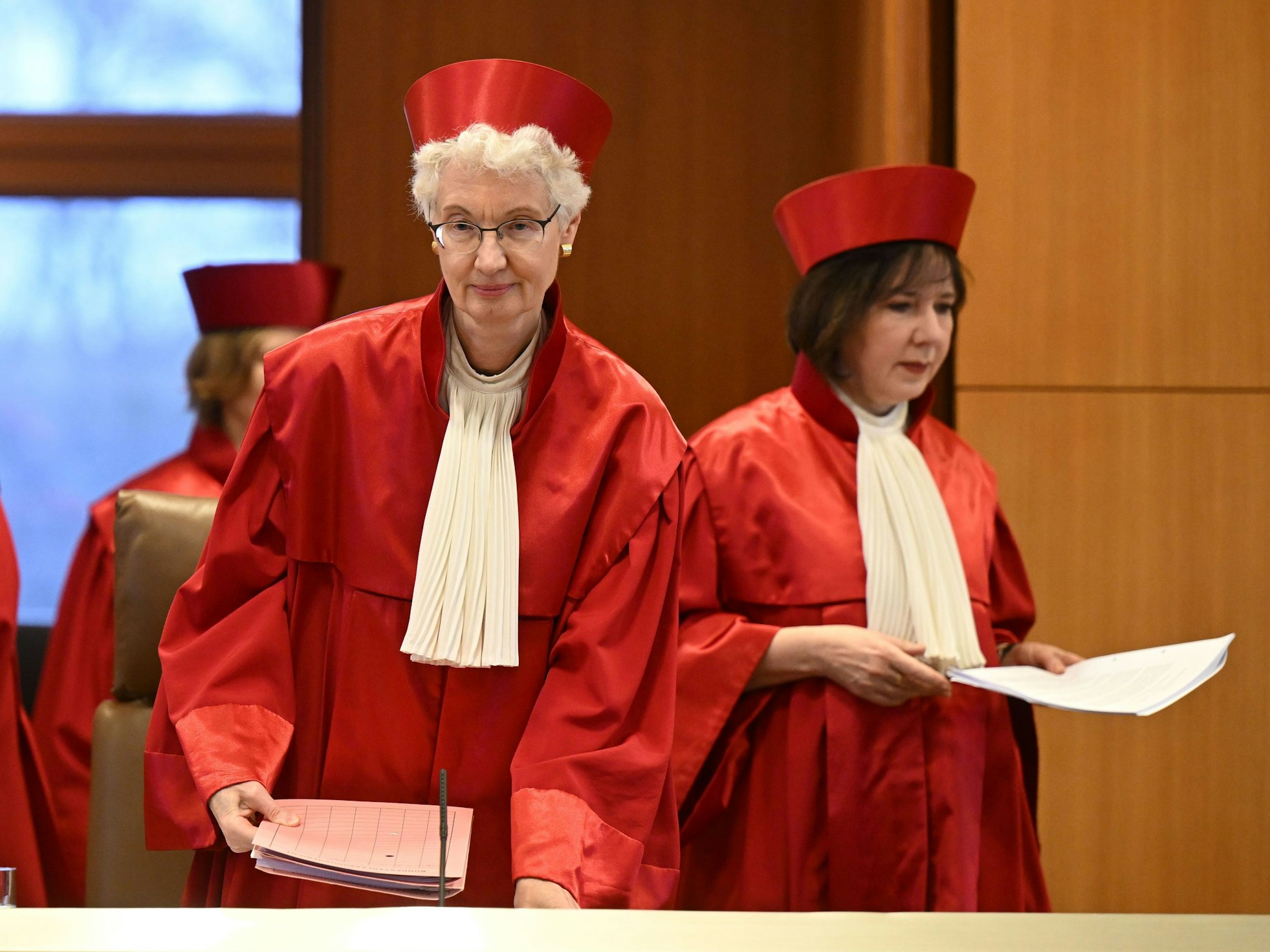 24.01.2023, Baden-Württemberg, Karlsruhe: Der Zweite Senat beim Bundesverfassungsgericht mit Doris König (Vorsitz, l) und Sibylle Kessal-Wulf (r) verkündet ein Urteil zur staatlichen Parteienfinanzierung. Laut dem Urteil ist die Anhebung der absoluten Obergrenze für die staatliche Parteienfinanzierung verfassungswidrig. Foto: Uli Deck/dpa +++ dpa-Bildfunk +++