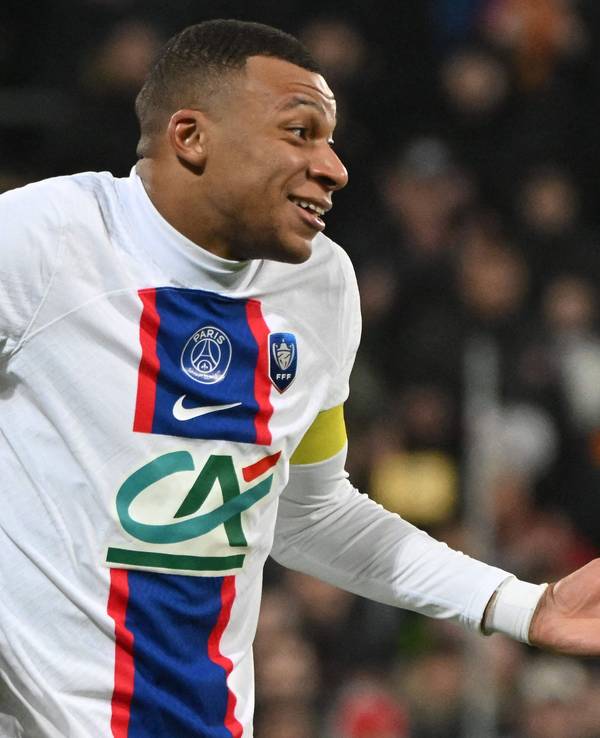 Kylian Mbappe tun seine fünf Tore schon ein bisschen leid gegen den französischen Sechstligisten Pays de Cassel.