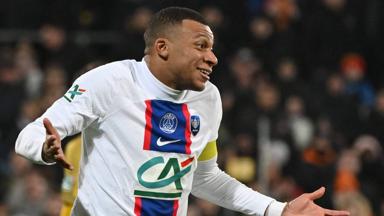 Kylian Mbappe tun seine fünf Tore schon ein bisschen leid gegen den französischen Sechstligisten Pays de Cassel.