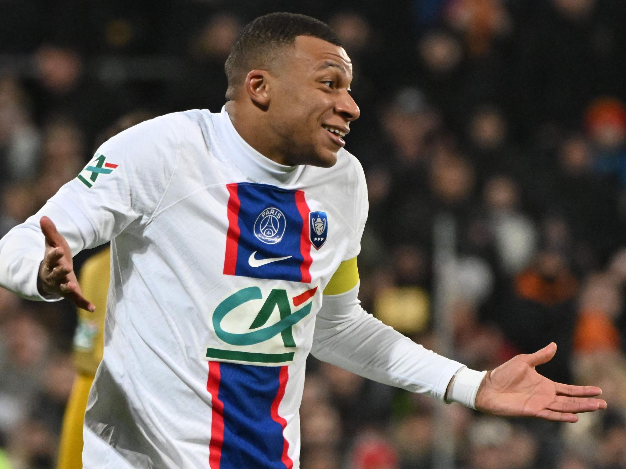 Kylian Mbappe tun seine fünf Tore schon ein bisschen leid gegen den französischen Sechstligisten Pays de Cassel.