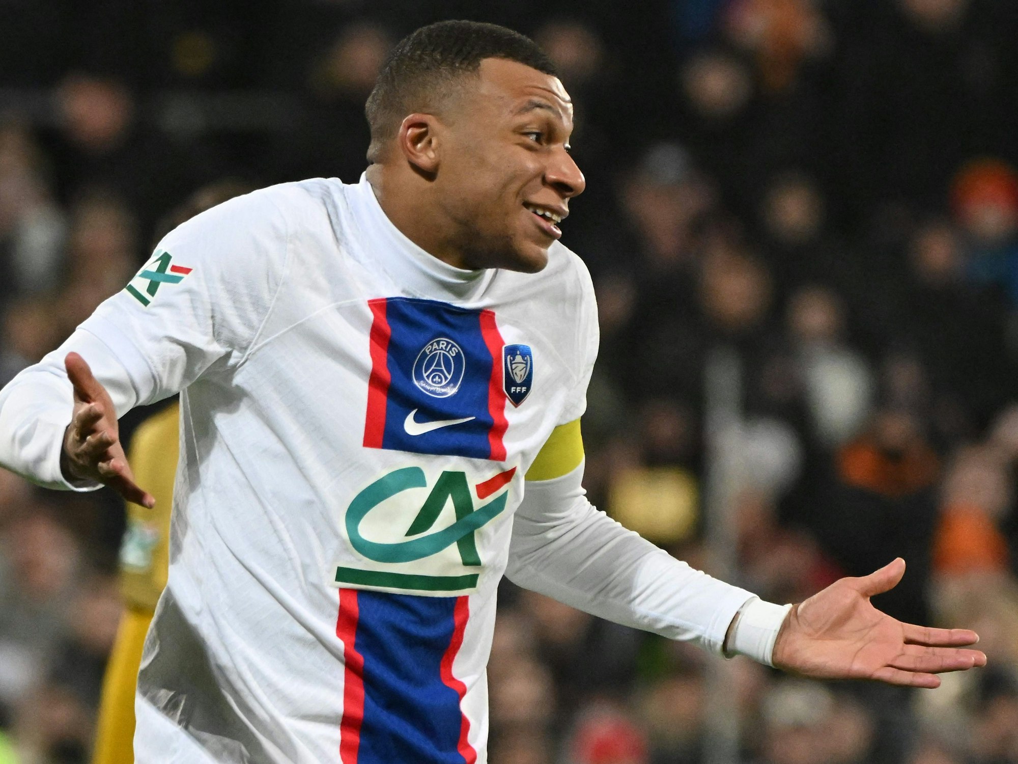 Kylian Mbappe tun seine fünf Tore schon ein bisschen leid gegen den französischen Sechstligisten Pays de Cassel.