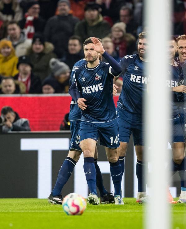 Die Speler des 1. FC Köln jubeln über das Tor zum 1:0 beim FC Bayern München.