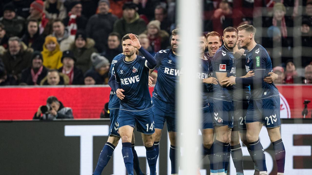 Die Speler des 1. FC Köln jubeln über das Tor zum 1:0 beim FC Bayern München.