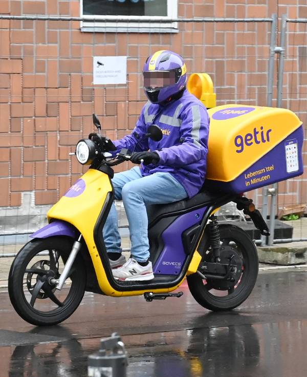 Ein Fahrer des Lieferdienstes Getir ist in Köln unterwegs.