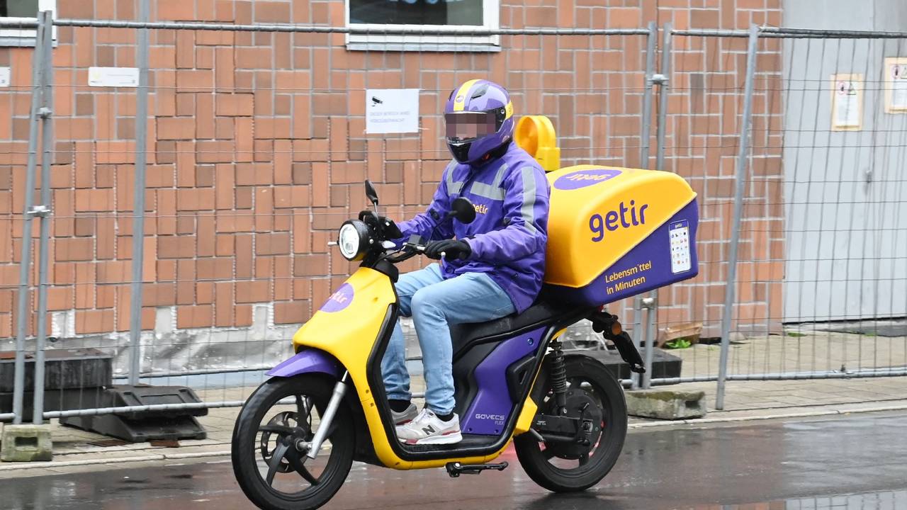 Ein Fahrer des Lieferdienstes Getir ist in Köln unterwegs.