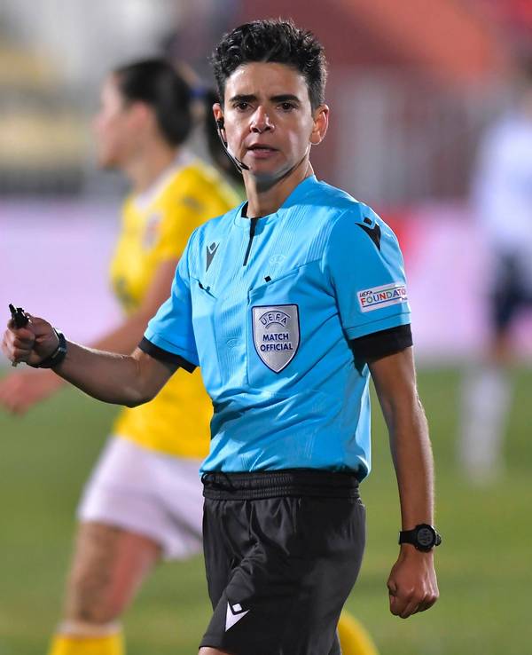 Schiedsrichterin Catarina Campos geht bei einem Fußballspiel über den Platz.