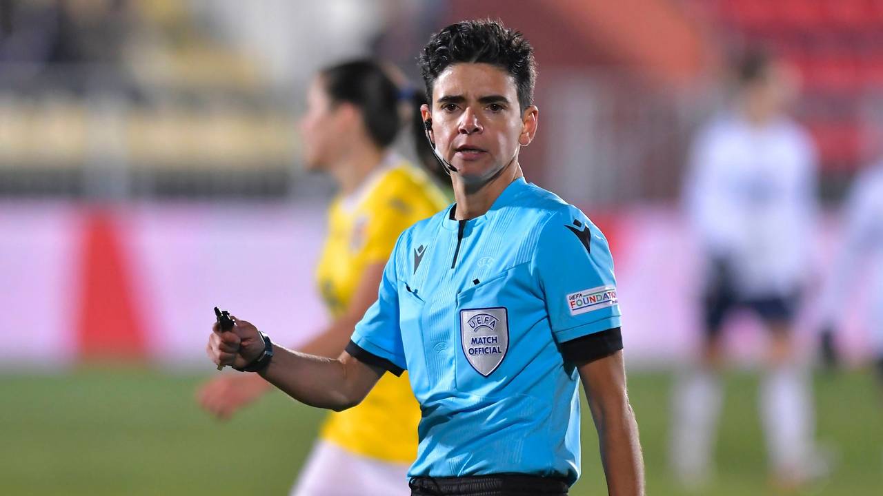 Schiedsrichterin Catarina Campos geht bei einem Fußballspiel über den Platz.