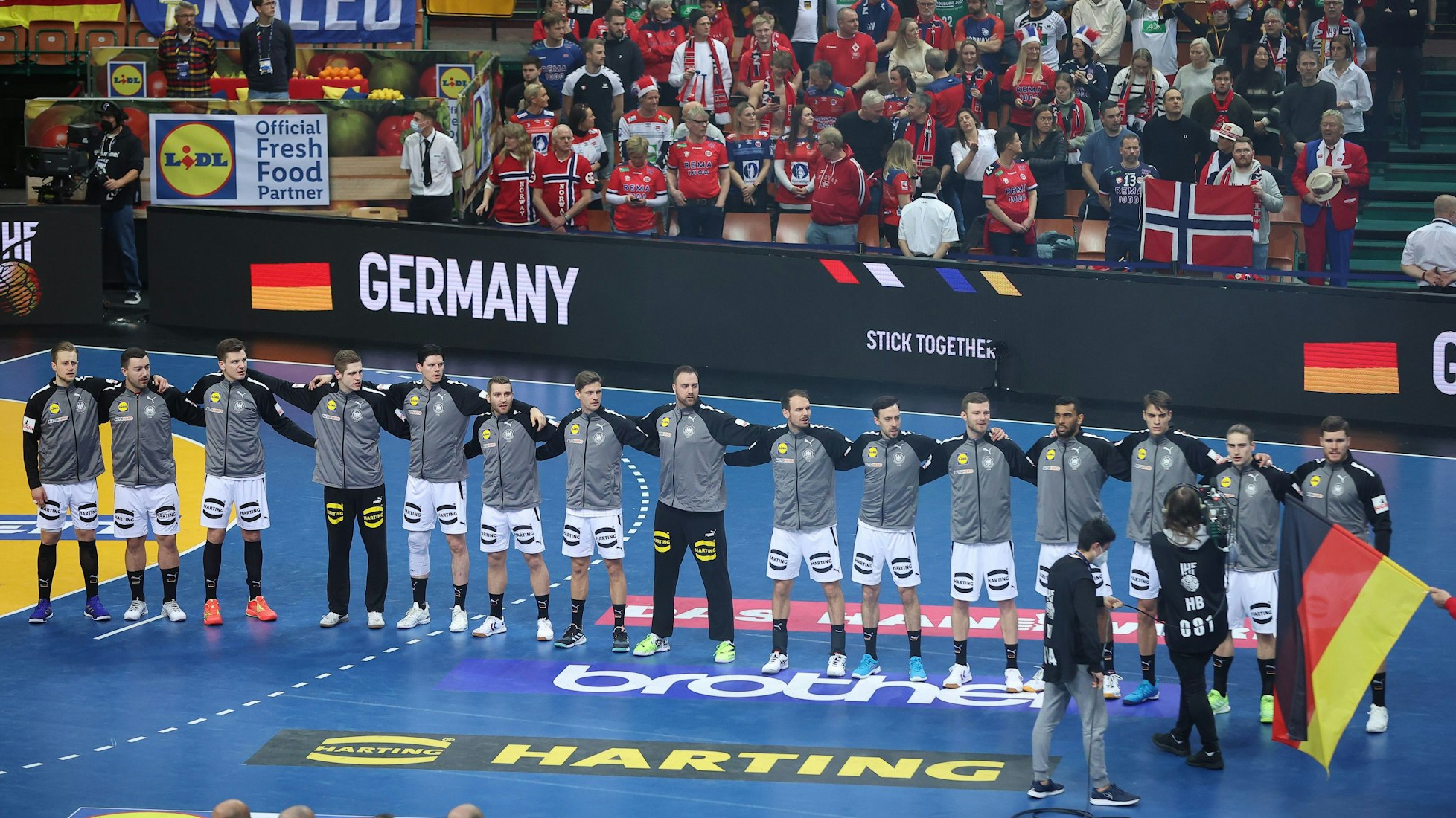 Die deutsche Handball-Nationalmannschaft steht vor ihrem Hauptrunden-Abschluss gegen Norwegen für die Nationalhymne Arm in Arm auf dem Platz.