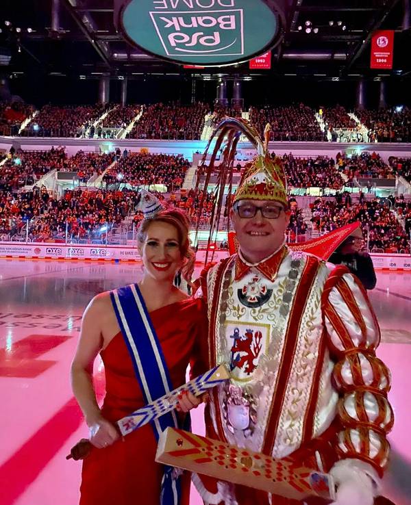 Düsseldorfs Venetia Uåsa und Prinz Dirk II beim DEL-Derby der DEG gegen die Kölner Haie auf dem Eis.