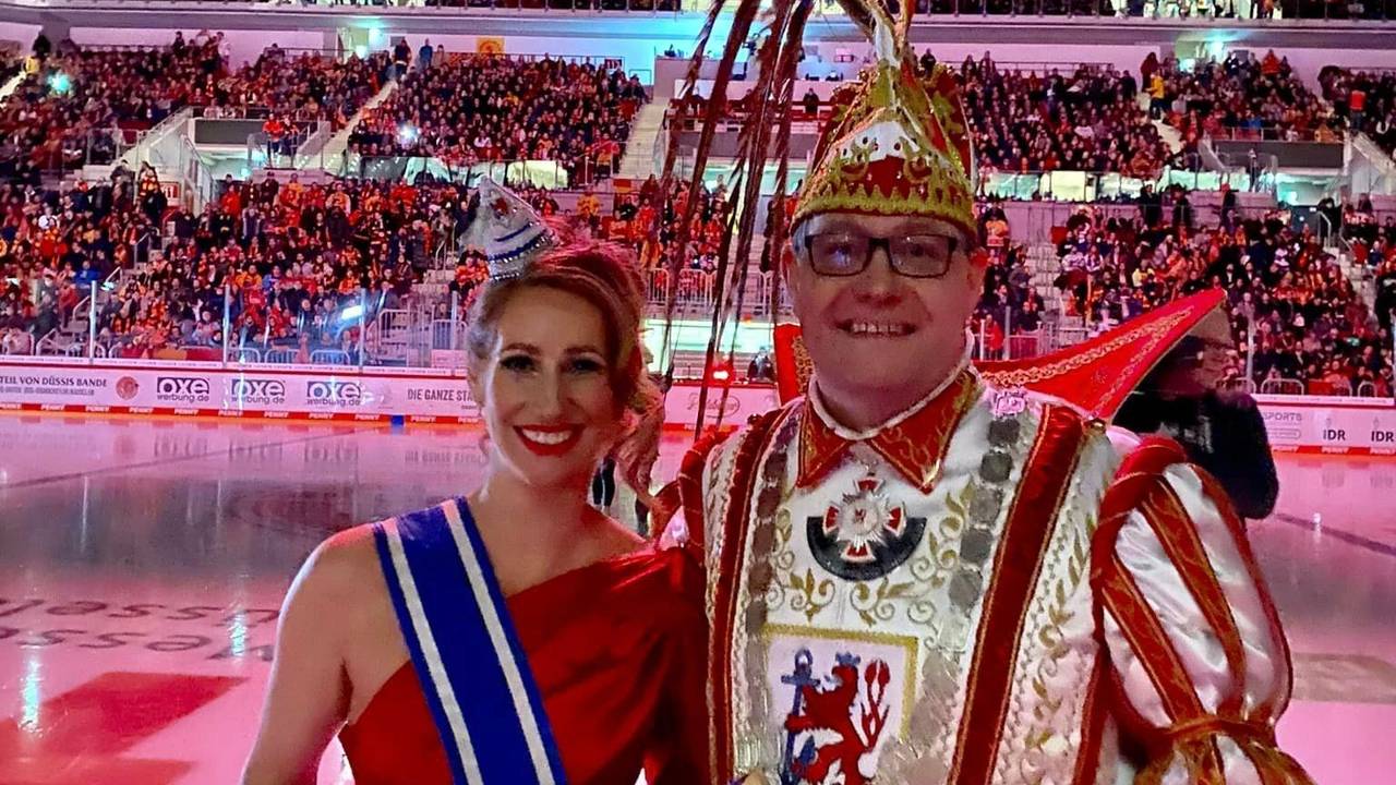 Düsseldorfs Venetia Uåsa und Prinz Dirk II beim DEL-Derby der DEG gegen die Kölner Haie auf dem Eis.