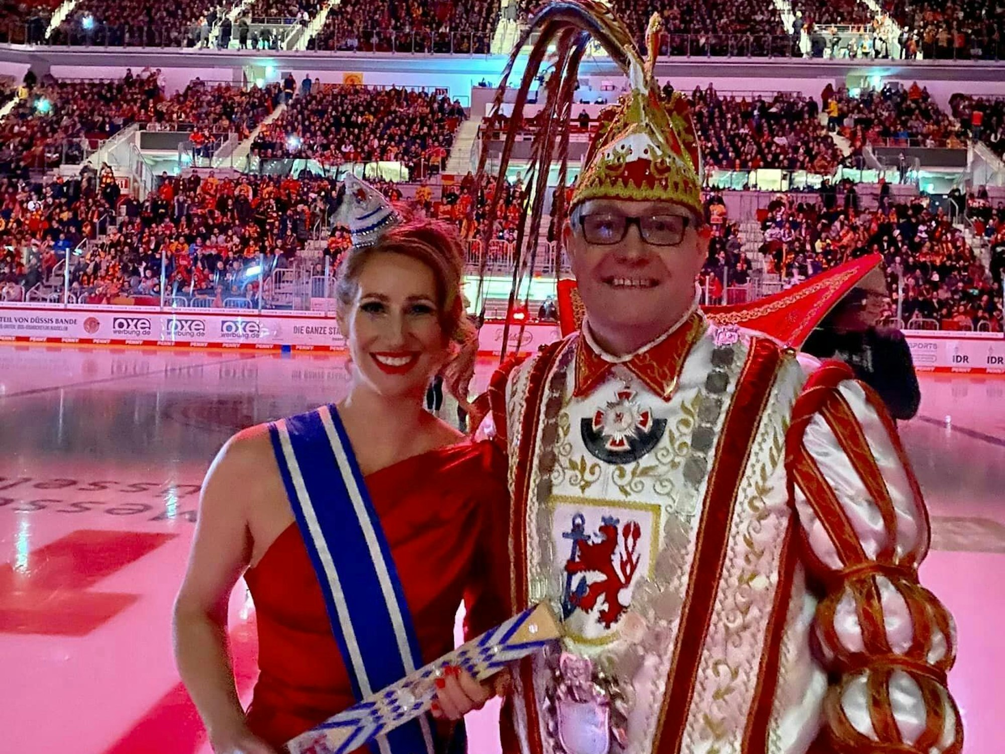 Düsseldorfs Venetia Uåsa und Prinz Dirk II beim DEL-Derby der DEG gegen die Kölner Haie auf dem Eis.