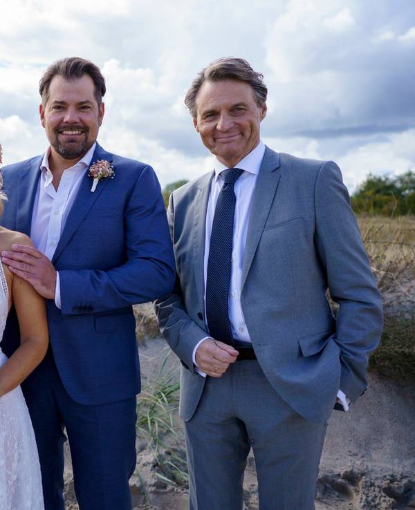 Das Hochzeitspaar Sarah (Susan Sideropoulos) und Leon (Daniel Fehlow) mit Katrin (Ulrike Frank), John (Felix von Jascheroff) und Jo Gerner (Wolfgang Bahro).
Die Verwendung des sendungsbezogenen Materials ist nur mit dem Hinweis und Verlinkung auf RTL+ gestattet.