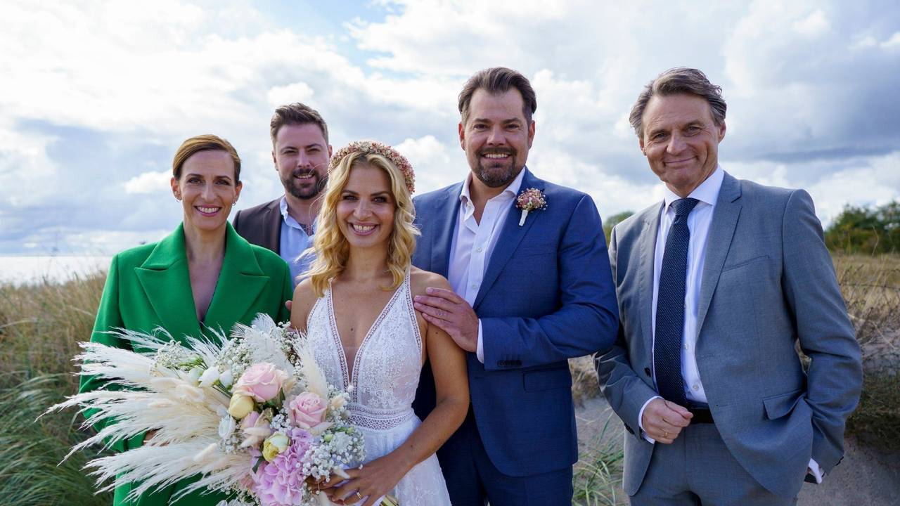 Das Hochzeitspaar Sarah (Susan Sideropoulos) und Leon (Daniel Fehlow) mit Katrin (Ulrike Frank), John (Felix von Jascheroff) und Jo Gerner (Wolfgang Bahro).
Die Verwendung des sendungsbezogenen Materials ist nur mit dem Hinweis und Verlinkung auf RTL+ gestattet.