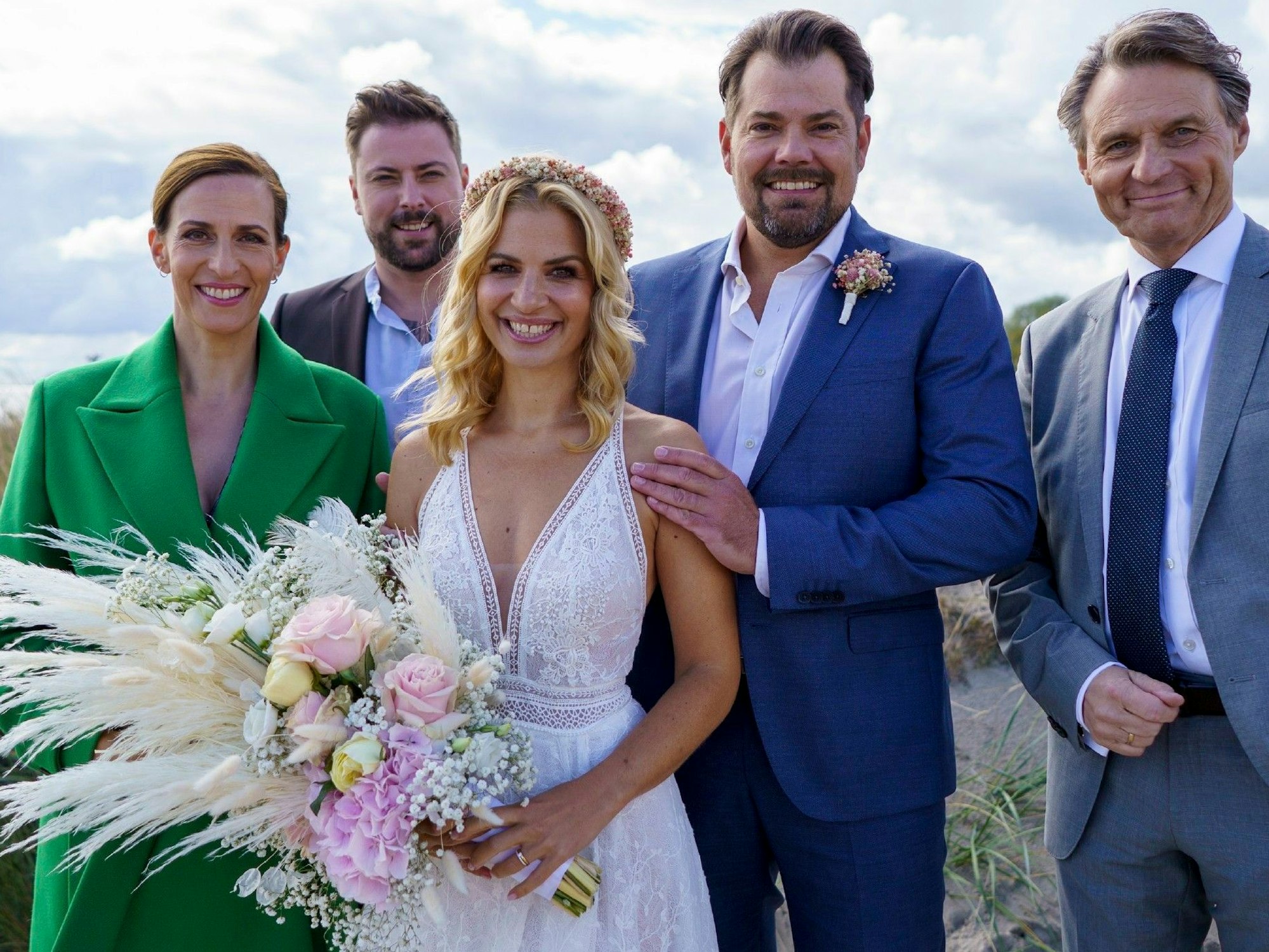 Das Hochzeitspaar Sarah (Susan Sideropoulos) und Leon (Daniel Fehlow) mit Katrin (Ulrike Frank), John (Felix von Jascheroff) und Jo Gerner (Wolfgang Bahro).
Die Verwendung des sendungsbezogenen Materials ist nur mit dem Hinweis und Verlinkung auf RTL+ gestattet.