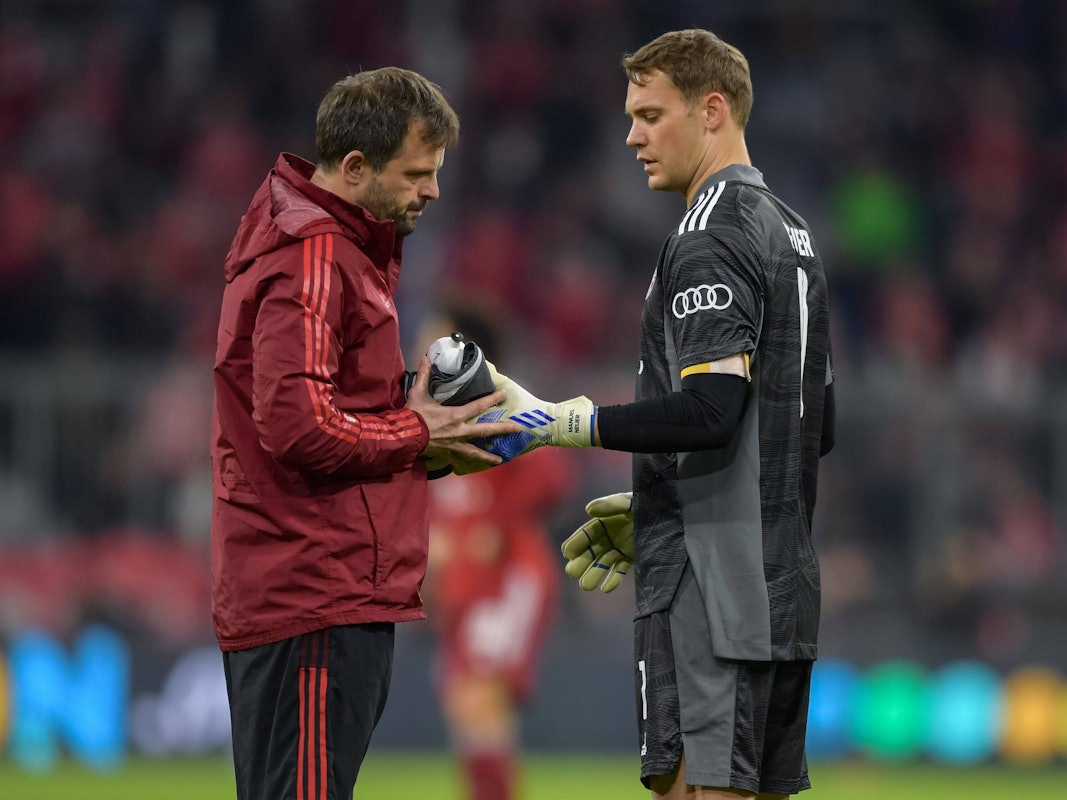 Manuel Neuer und sein langjähriger Torwarttrainer Toni Tapalovic stehen bei einem Spiel des FC Bayern in der Champions League gemeinsam auf dem Platz.