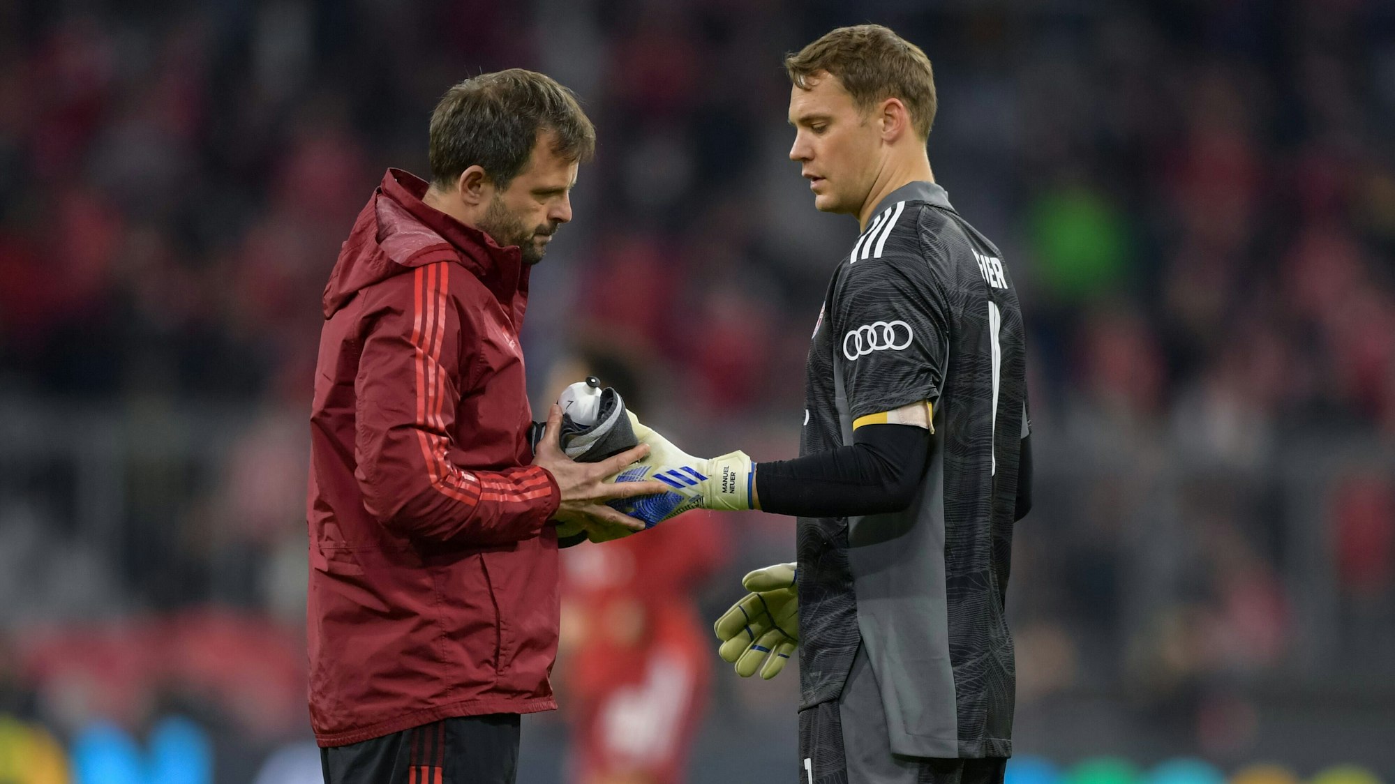 Manuel Neuer und sein langjähriger Torwarttrainer Toni Tapalovic stehen bei einem Spiel des FC Bayern in der Champions League gemeinsam auf dem Platz.