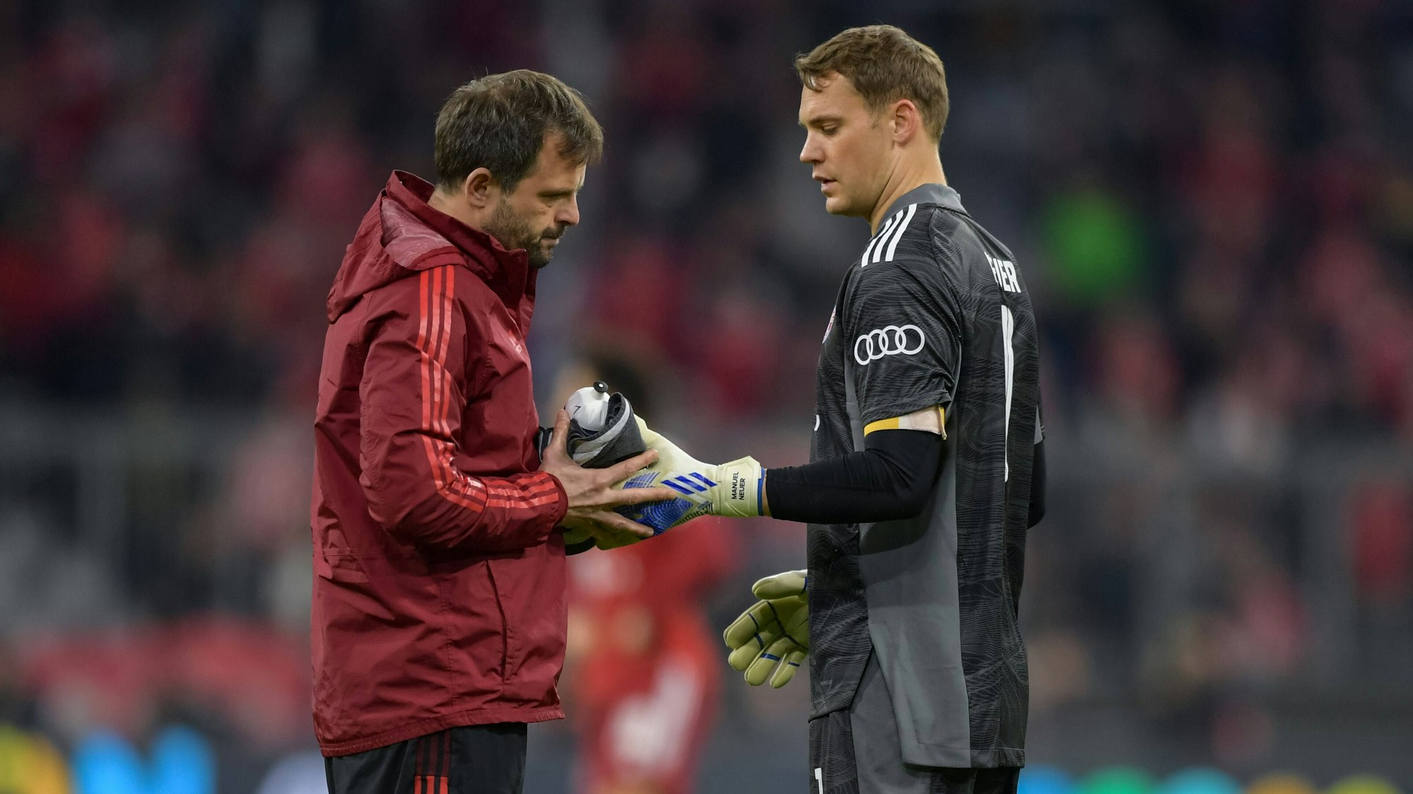 Manuel Neuer und sein langjähriger Torwarttrainer Toni Tapalovic stehen bei einem Spiel des FC Bayern in der Champions League gemeinsam auf dem Platz.