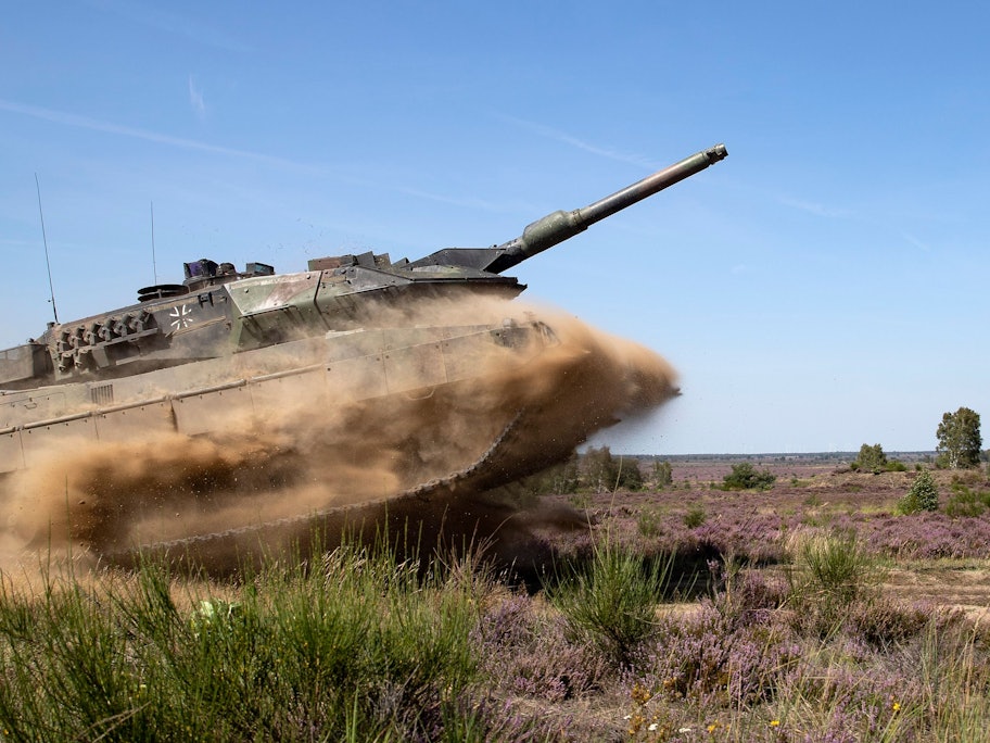 Ein Kampfpanzer Leopard 2A5 vom Gefechtsübungszentrum (GÜZ) des Heeres bewegt sich im Rahmen des Übungsverlaufes durch das Gelände des Truppenübungsplatzes Gardelegen.