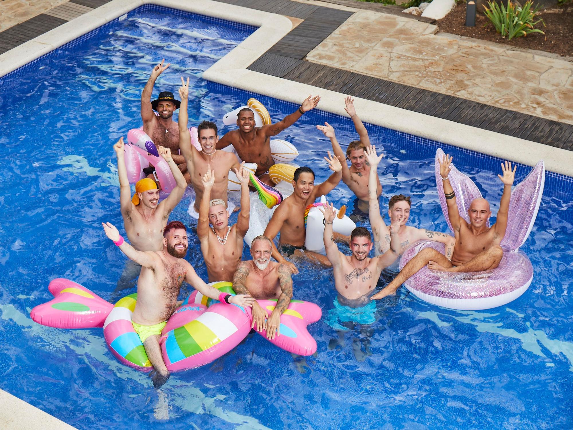 Die Kandidaten von „Mr Gay Germany“ sind im Pool und winken in die Kamera.
